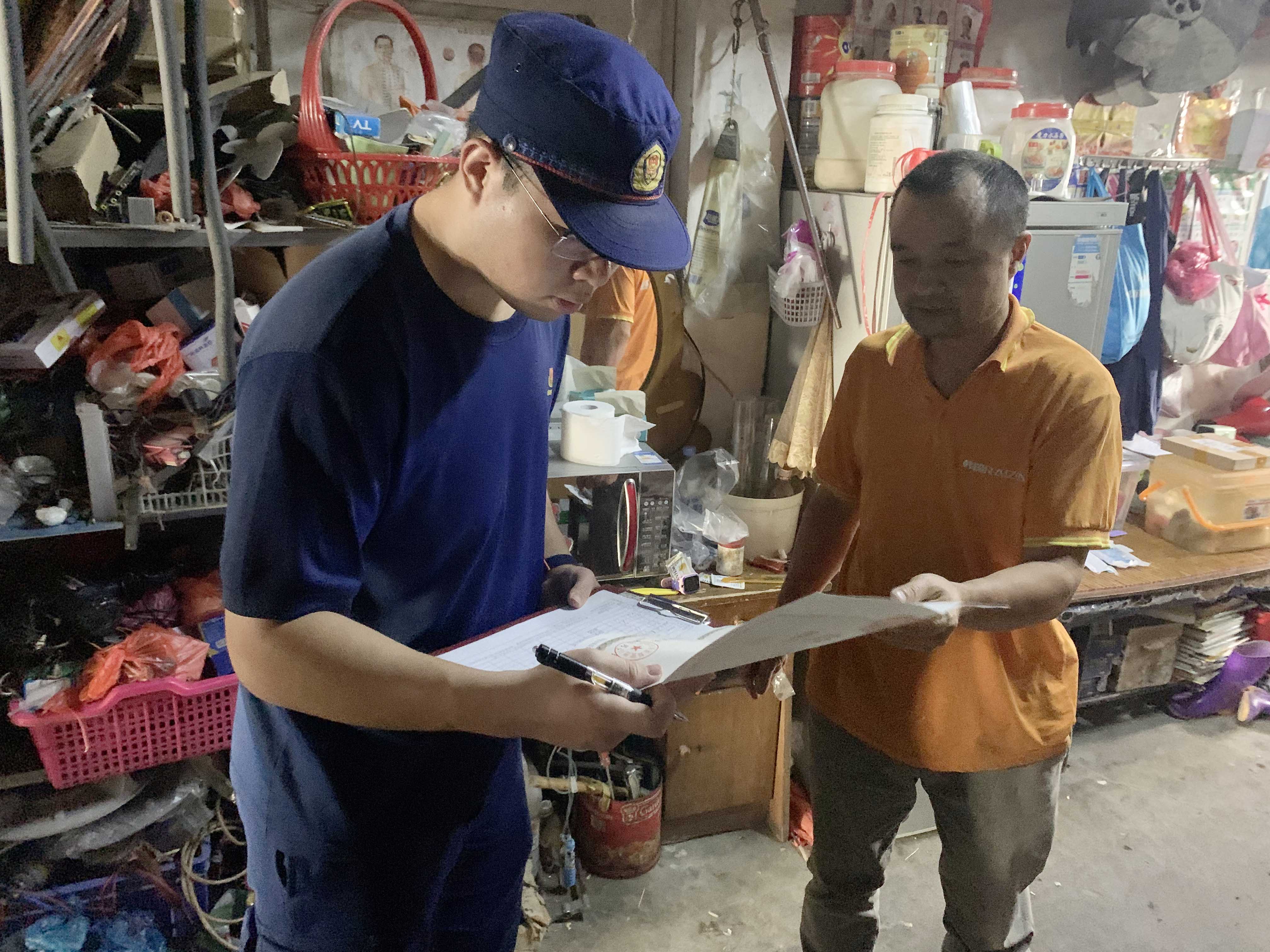 镇应急办、专职消防队、农综、公共服务办等镇安委会成员单位分别按各行业领域职责广泛开展“五一”前安全检查 (3).jpg