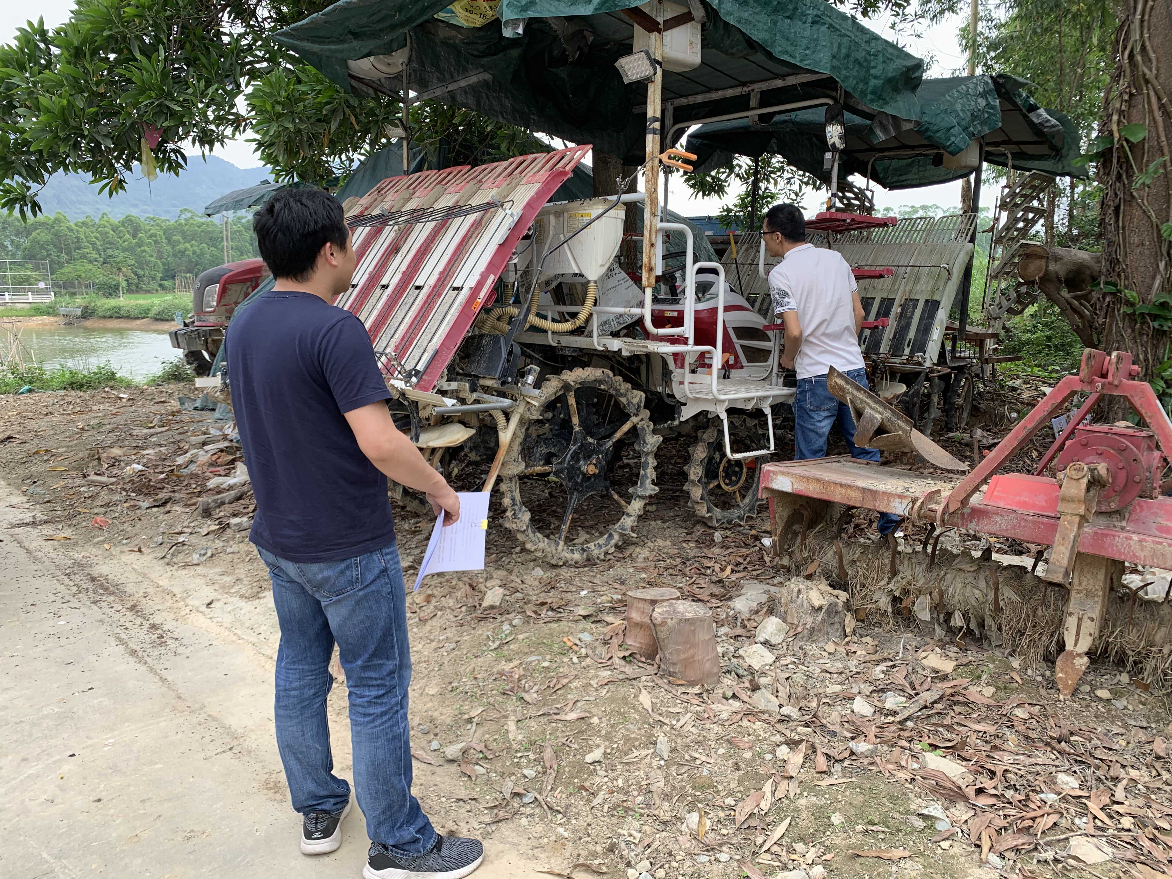 镇应急办、专职消防队、农综、公共服务办等镇安委会成员单位分别按各行业领域职责广泛开展“五一”前安全检查 (5).jpg