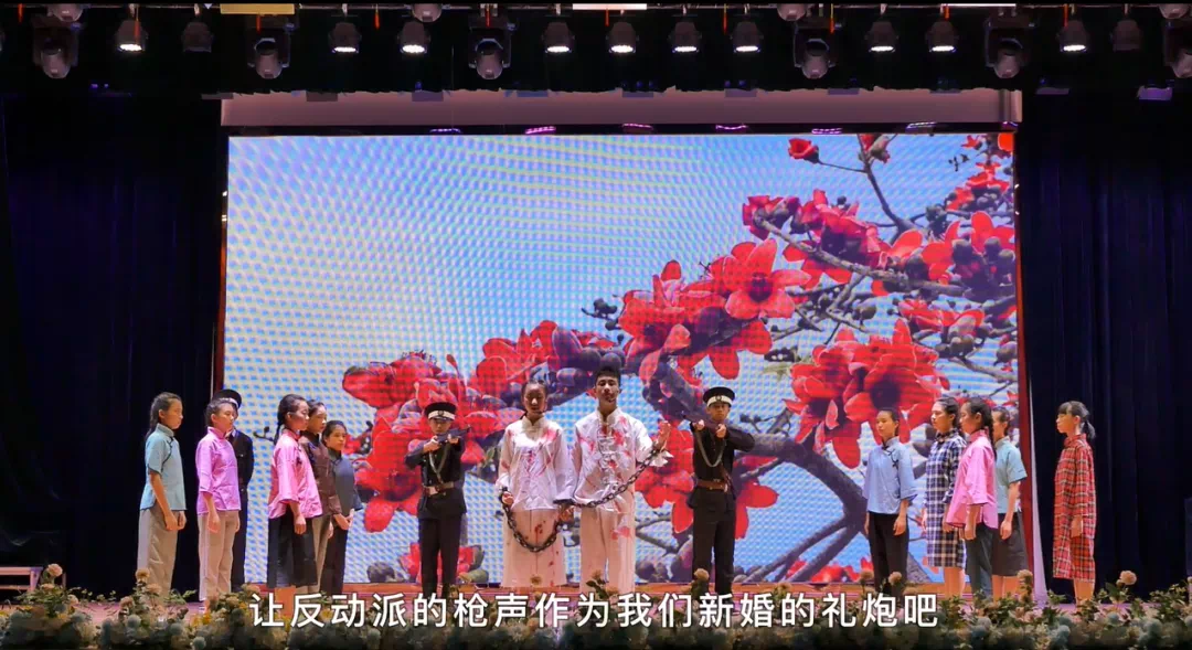 12  5月21日，为庆祝建党100周年，海棠直播
金山中学共青团员、少先队员在体育馆上演舞台剧《烈骨忠魂木棉情》，讴歌侨乡英雄周文雍和陈铁军的革命故事。1.png