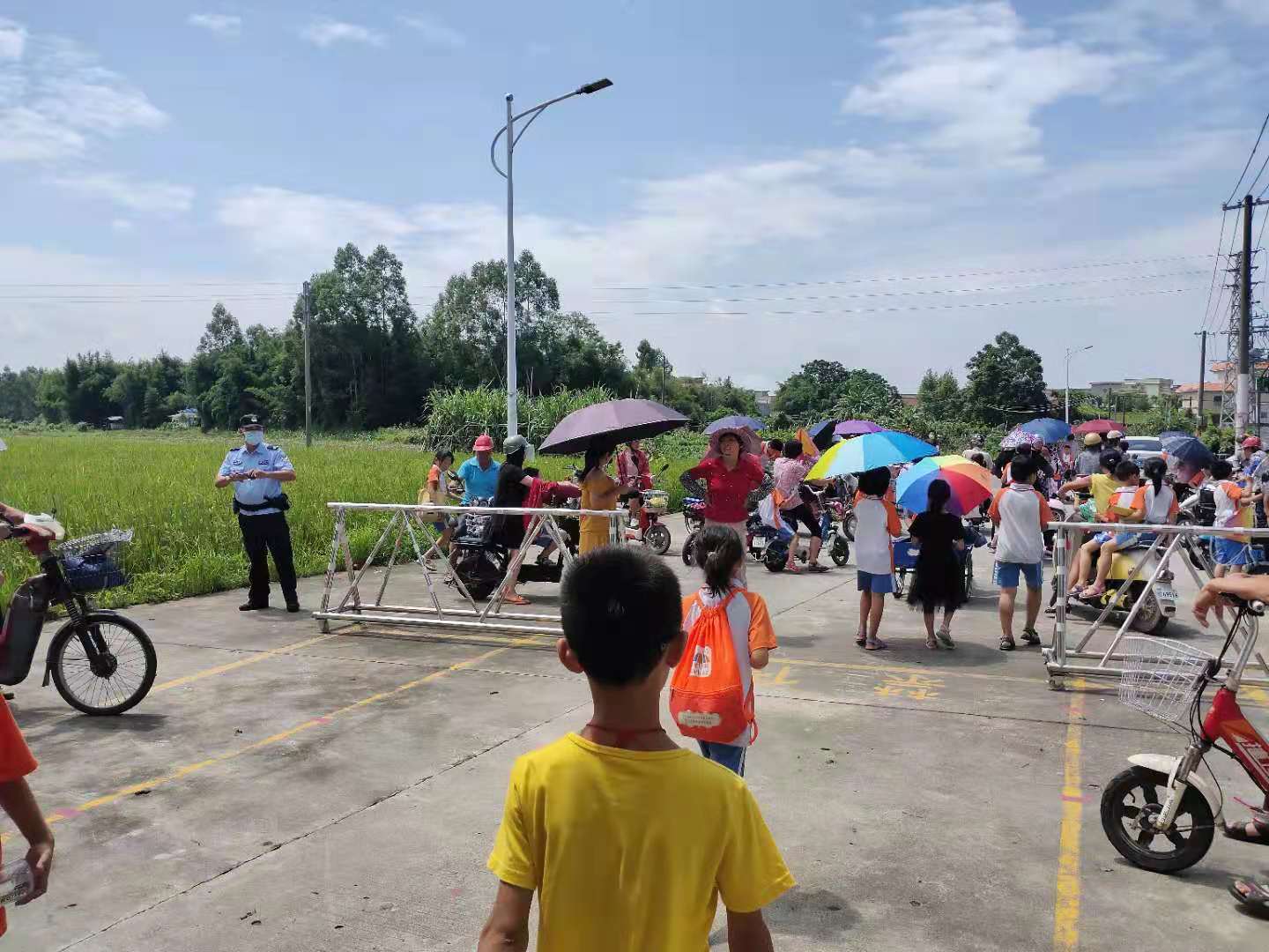 铺设“安全路” (2).jpg