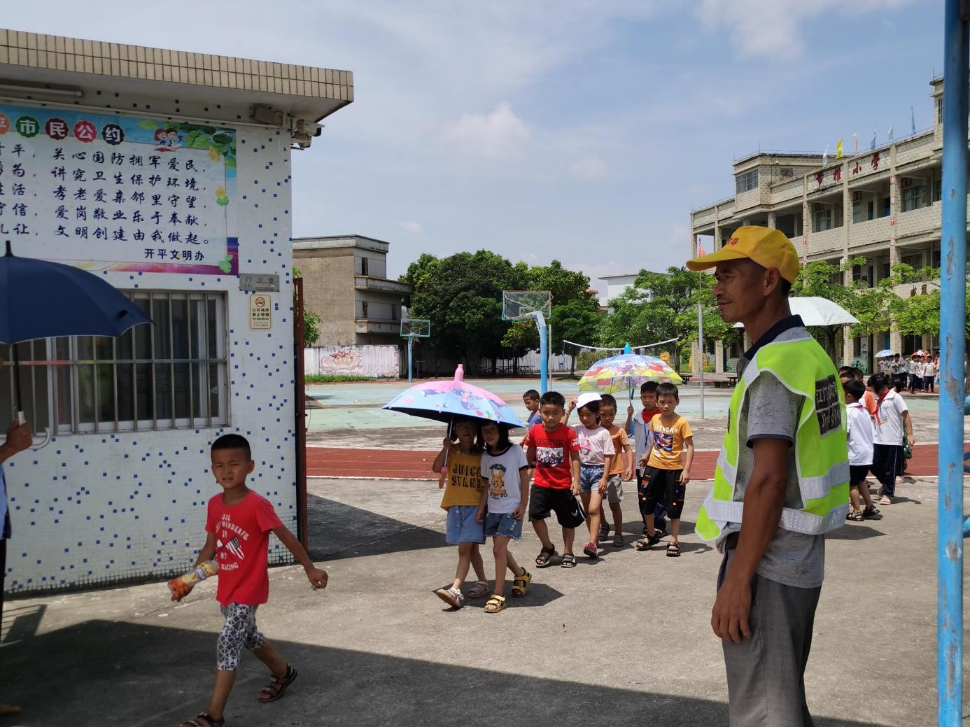 站好“护学岗” (2).jpg