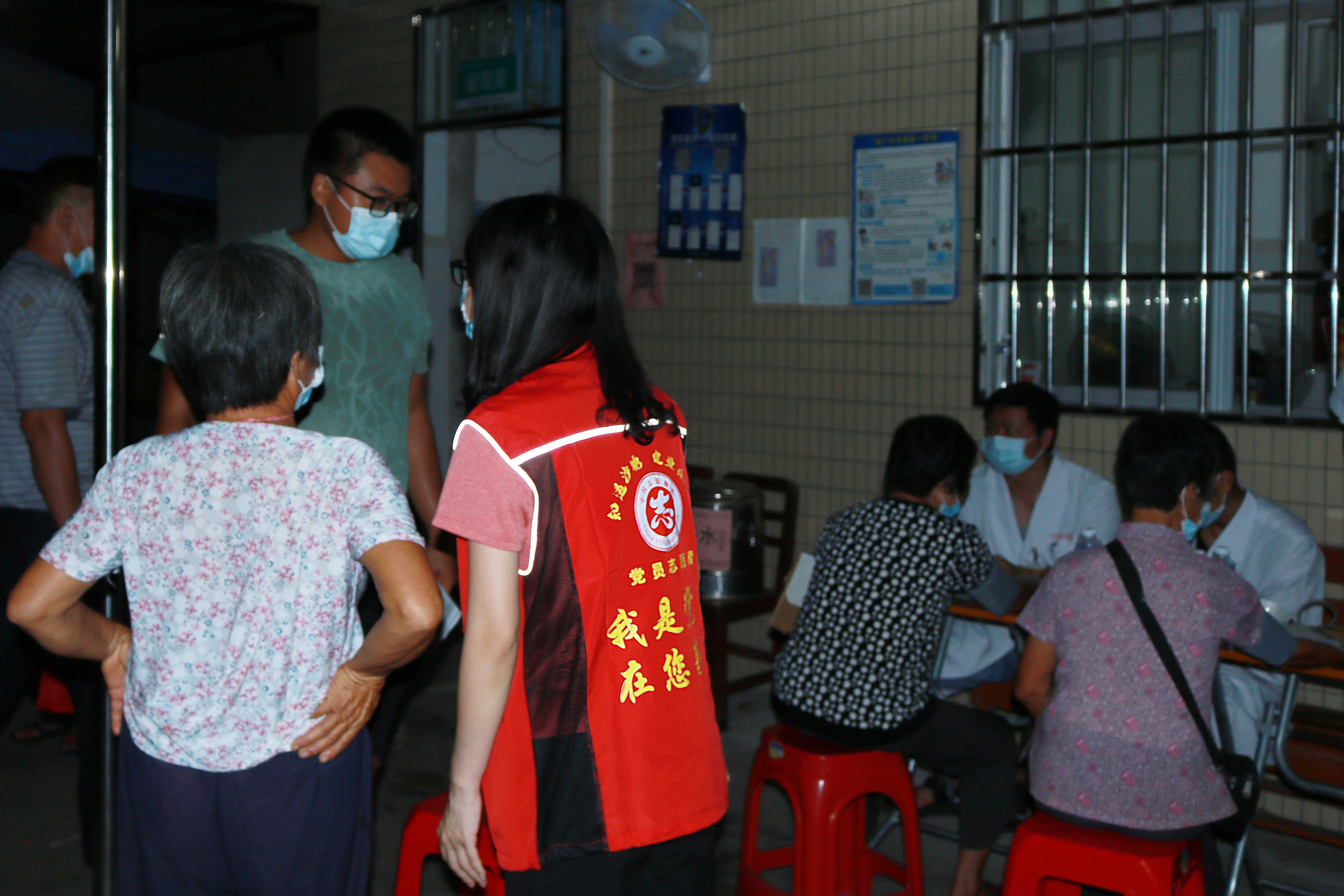 日夜坚守接种岗位 (3).jpg