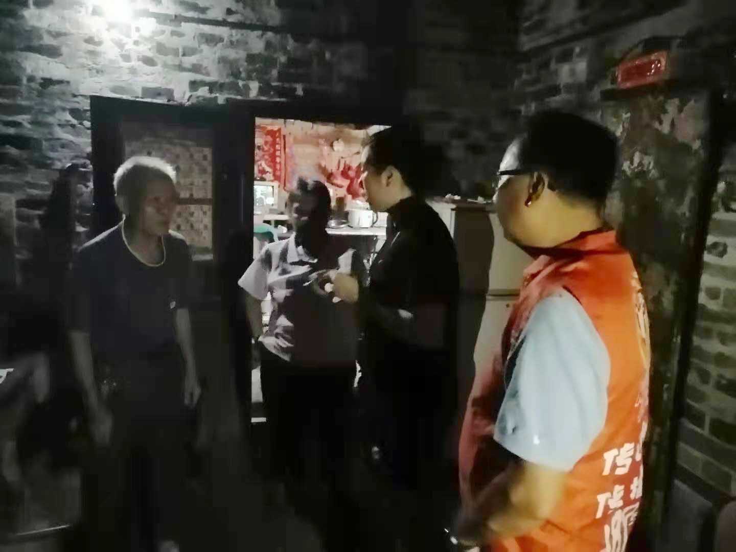 利用晚上时间进行情况摸排 (1).jpg