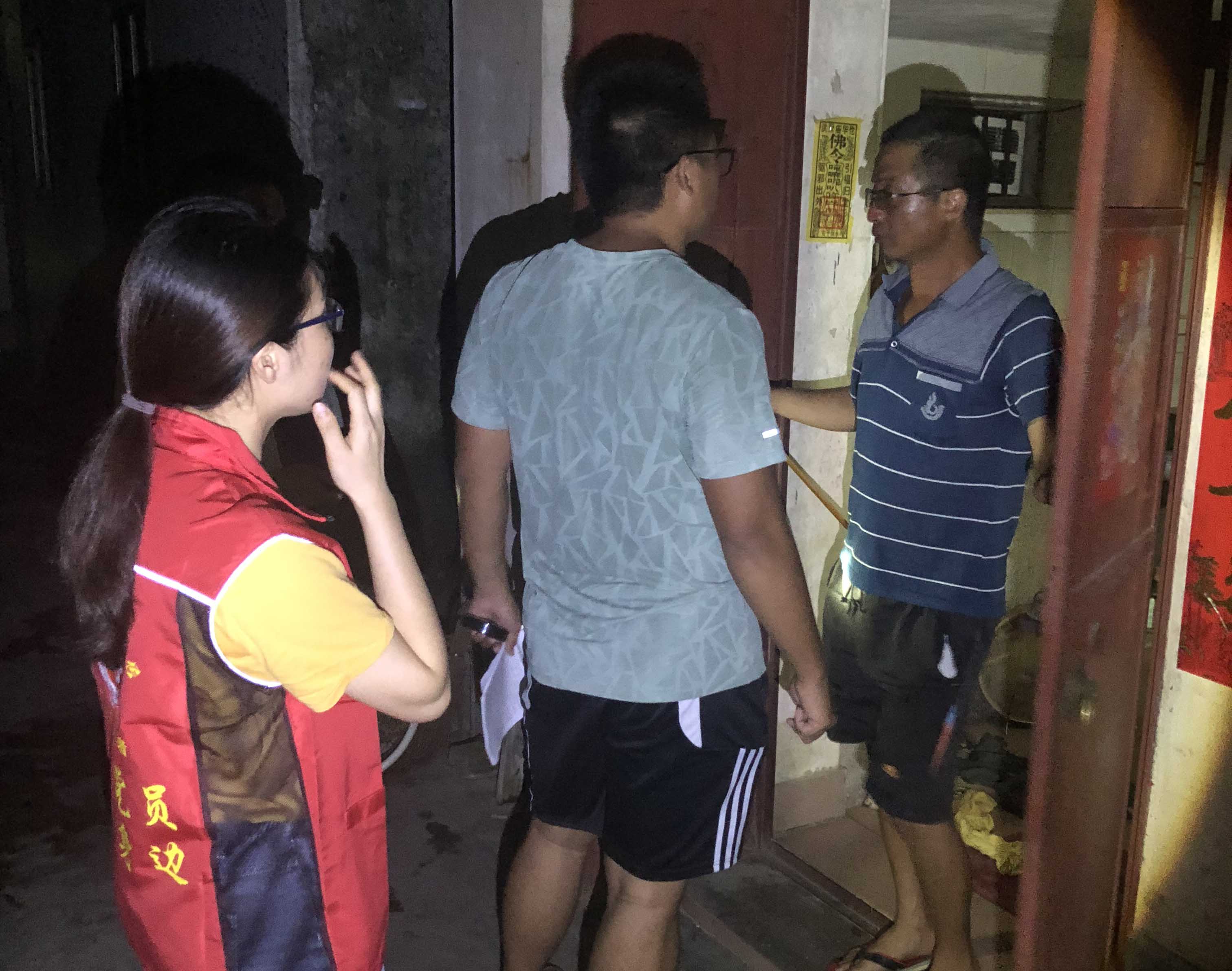 利用晚上时间进行情况摸排 (2).jpg