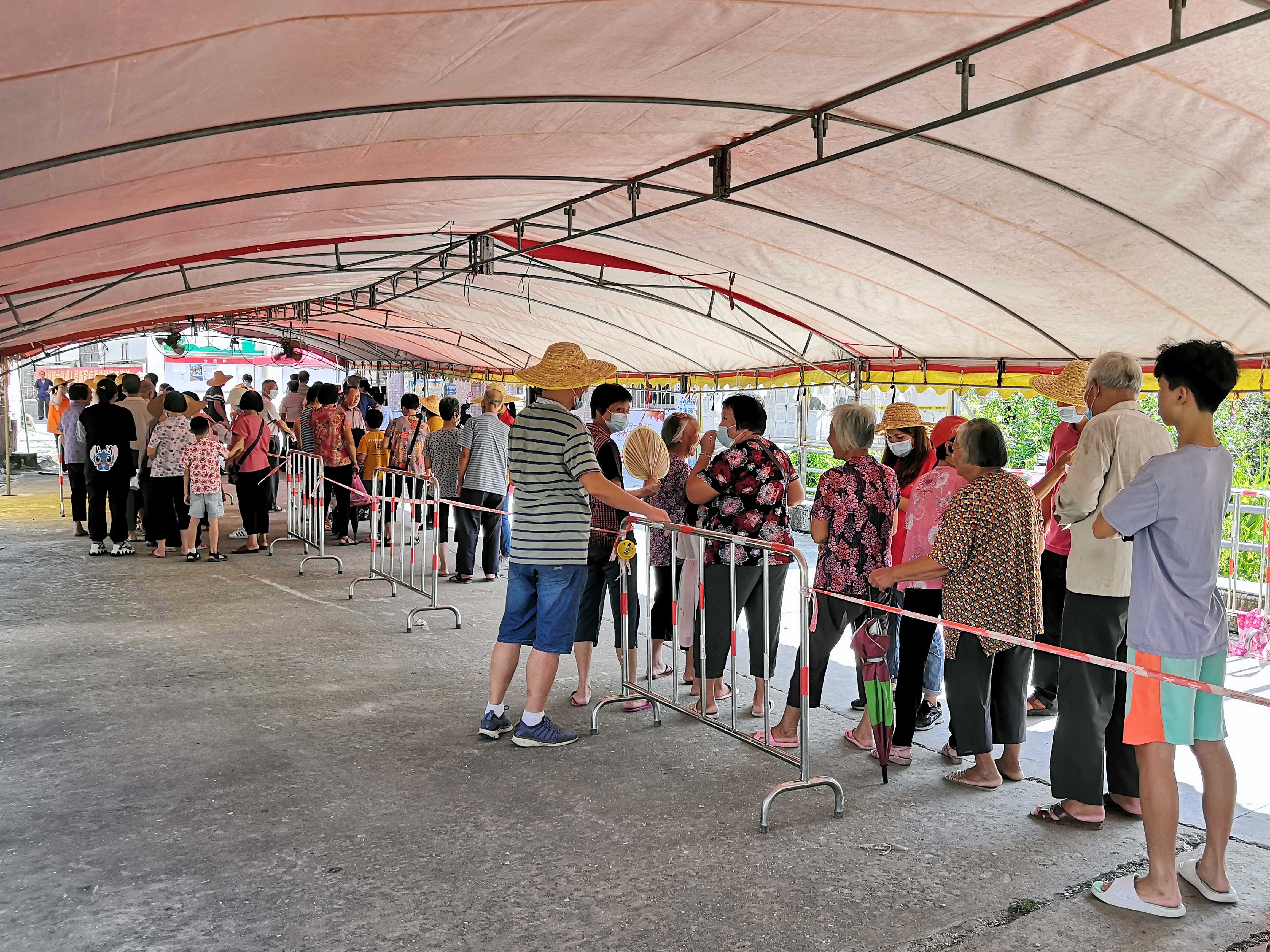 引导群众有序排队 (1).jpg