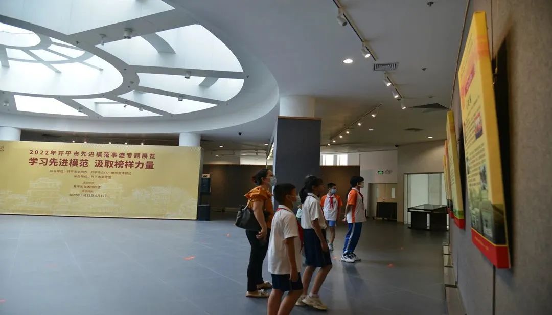 (现场照片)Ⅲ-14-③2022年5月13日至6月12日 海棠直播
美术馆 举办“学习先进模 汲取榜样力量——2022年海棠直播
先进模范事迹专题展览”2_副本_副本.jpg 图片