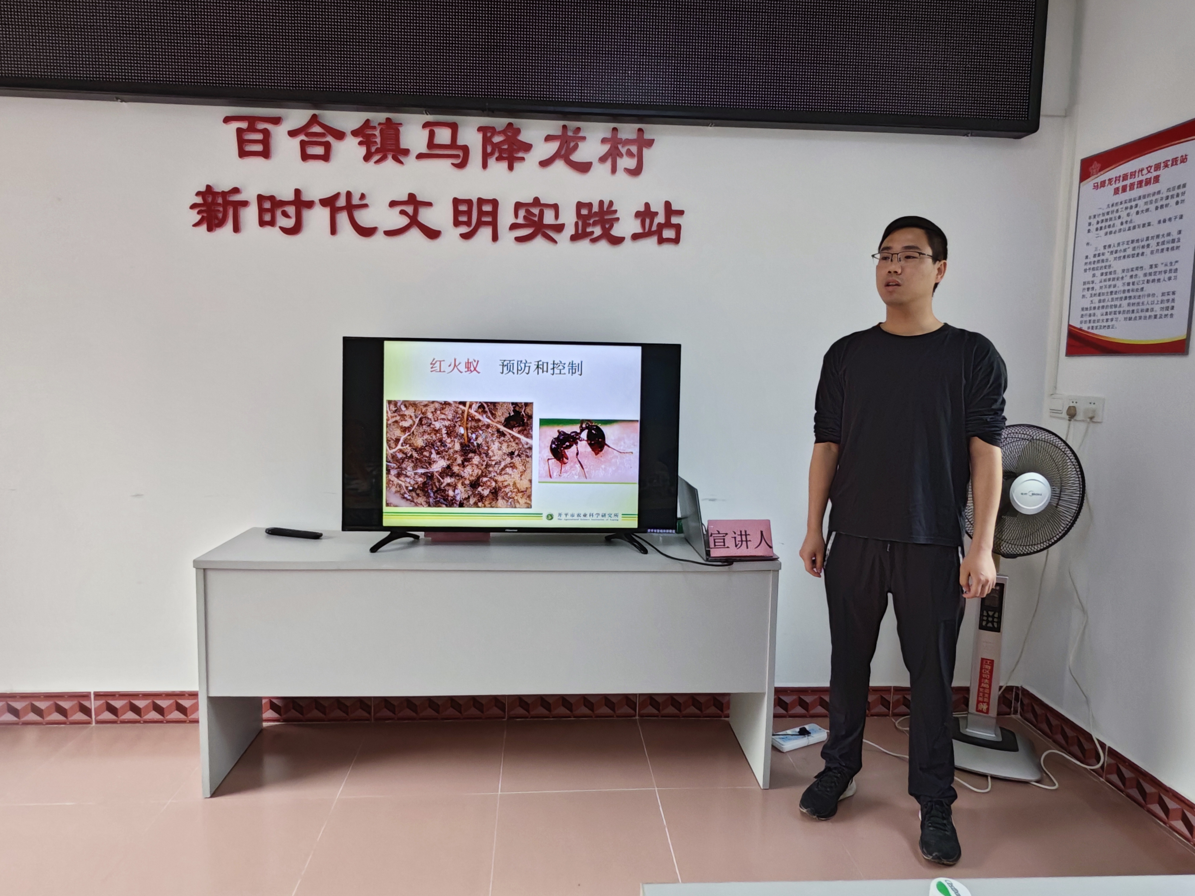 （图片资料）Ⅱ-2-2)-②2022年11月22日海棠直播
农业农村局在百合镇马降龙村开展学习农业技术宣传 共展振兴梦想“听党话、感党恩、跟党走”主体教育活动（2）.jpg