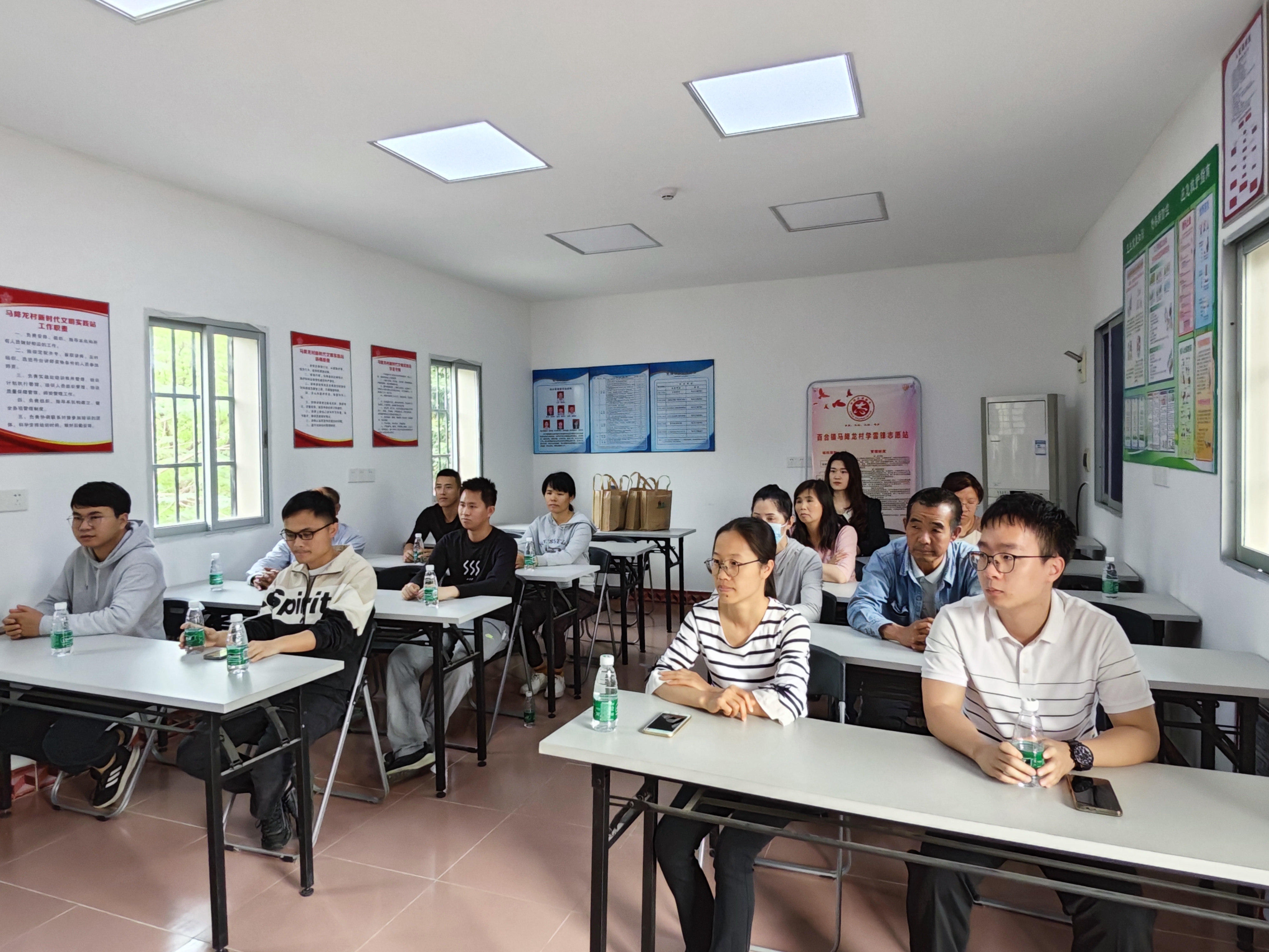 （图片资料）Ⅱ-2-2)-②2022年11月22日海棠直播
农业农村局在百合镇马降龙村开展学习农业技术宣传 共展振兴梦想“听党话、感党恩、跟党走”主体教育活动（3）.jpg