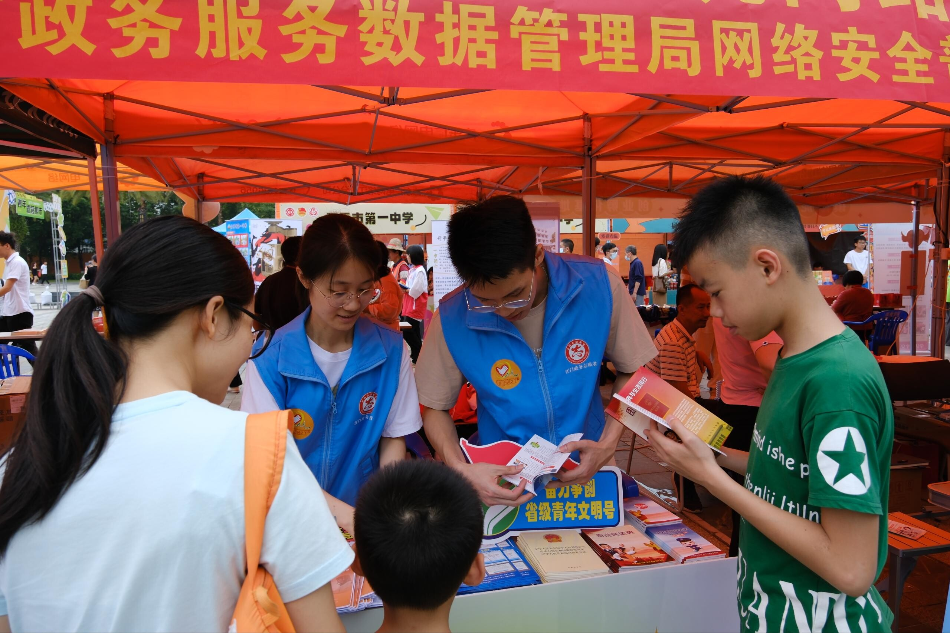 5月3日加强网络普法  共筑网络安全——市政数局开展网络普法主题宣传活动_2