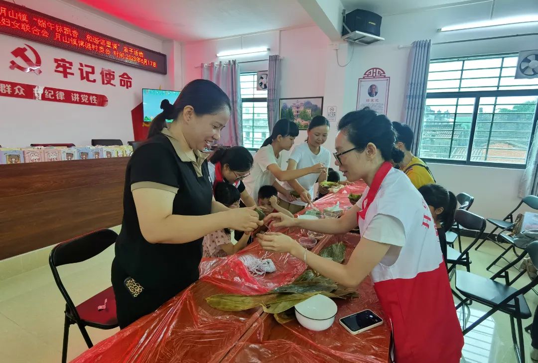 亲子家庭制作粽子 (2).jpg 图片