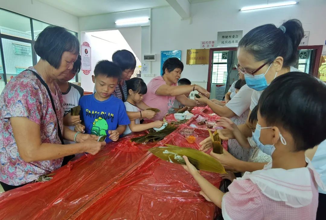 亲子家庭制作粽子 (4).jpg 图片