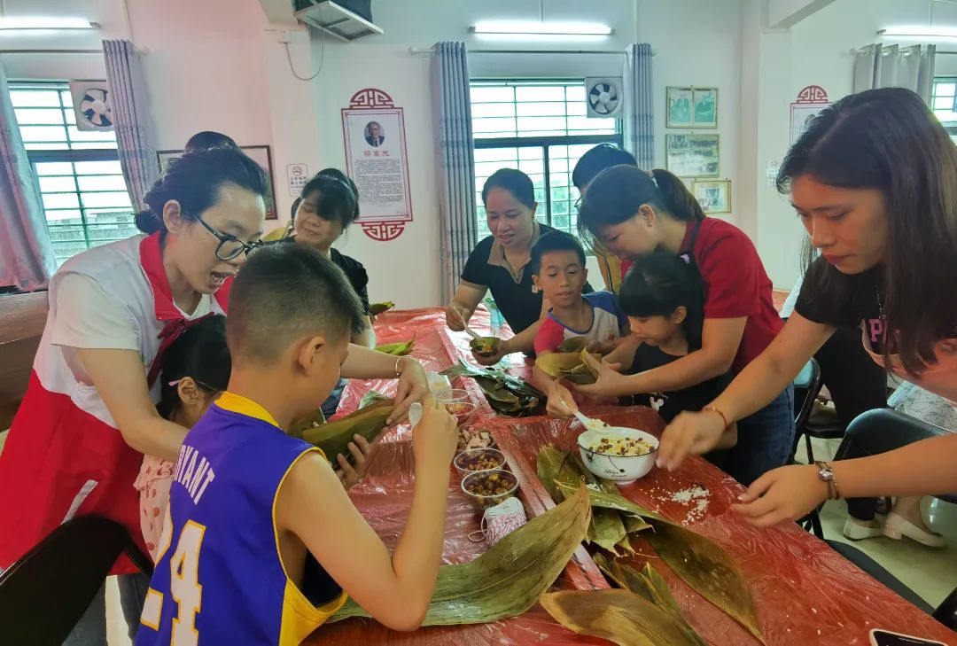 亲子家庭制作粽子 (3).jpg 图片