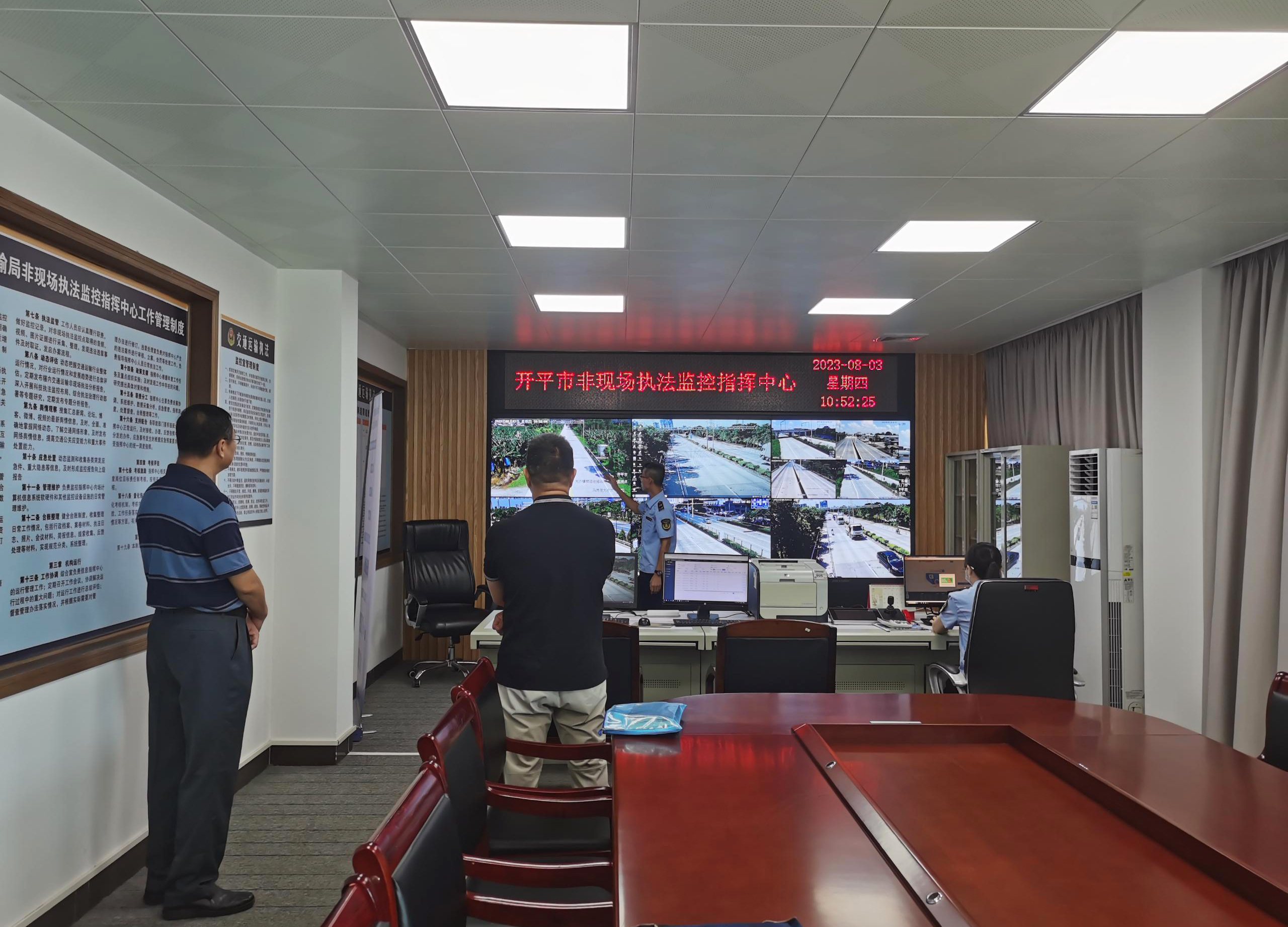实地督导市交通监控指挥中心.jpg