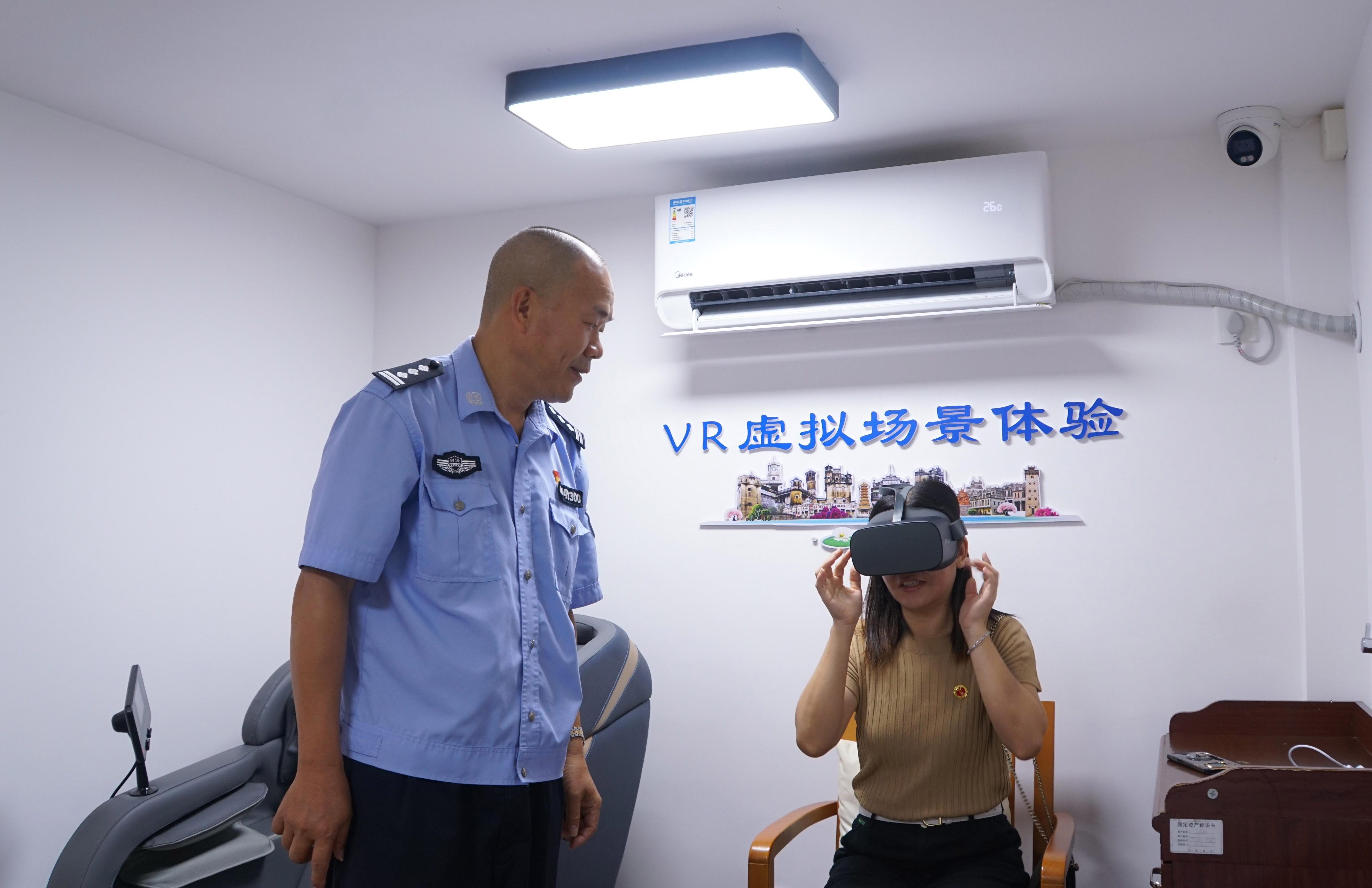 10.“法律明白人”、农村学法用法示范户体验VR模拟设备.jpg