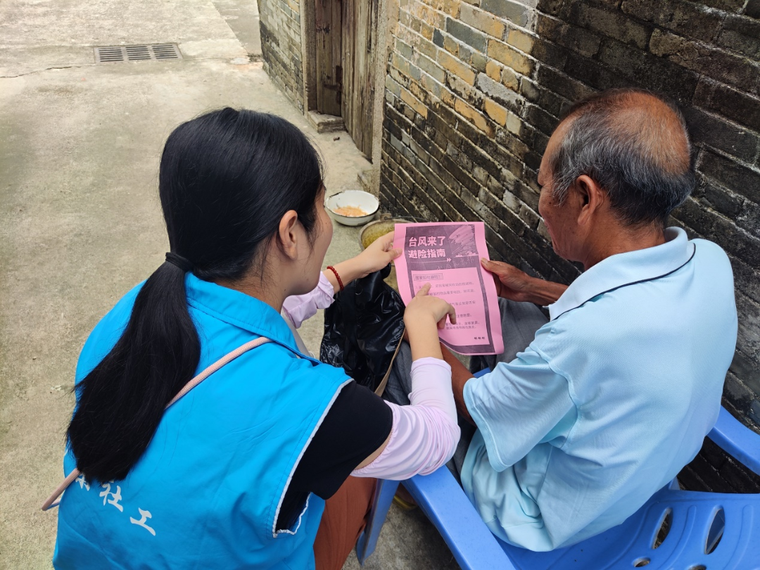 “双百”社工为老人制作防风避险指南,并解说防御台风知识.png
