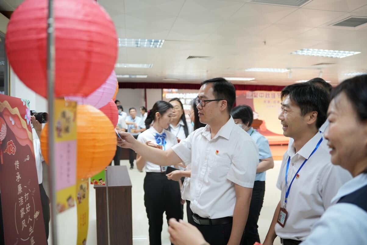 欢聚中秋佳节 政银共谱未来--海棠直播
政务服务数据管理局举办党建、团建、工会共建活动_3