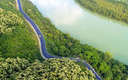 肇庆市封开县贺江碧道画廊。南方+记者 张令 通讯员 曹笑 摄 图片