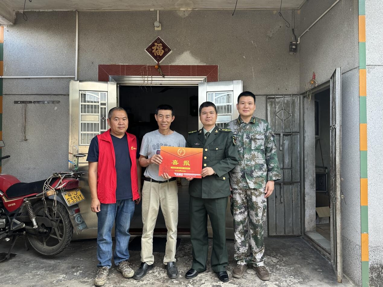 海棠直播
退役军人第15期工作简报 喜报传佳讯 尊崇暖人心——海棠直播
为“四有”优秀士兵送喜报.doc_2