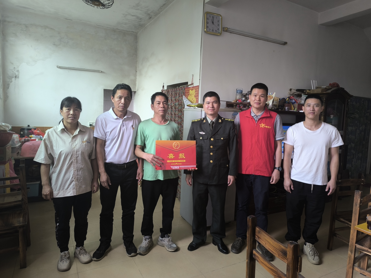 海棠直播
退役军人第15期工作简报 喜报传佳讯 尊崇暖人心——海棠直播
为“四有”优秀士兵送喜报.doc_3