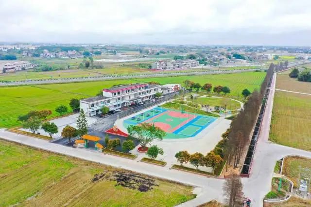 赤坎镇利用省特级文化站——镇文体服务中心,建成绿美生态小公园,并配套建设图书馆、小广场、小球场,让公园与体育、文化、休闲娱乐、培训教育等功能融合发展。 图片