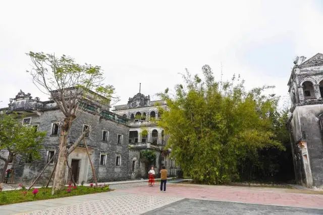 在各社交平台上,不少网友都分享了自己在赤坎乡村漫步绿地,徜徉花海,行走于侨派建筑间的旅游照片,赤坎也成为乡村旅游的新兴热门目的地。 图片