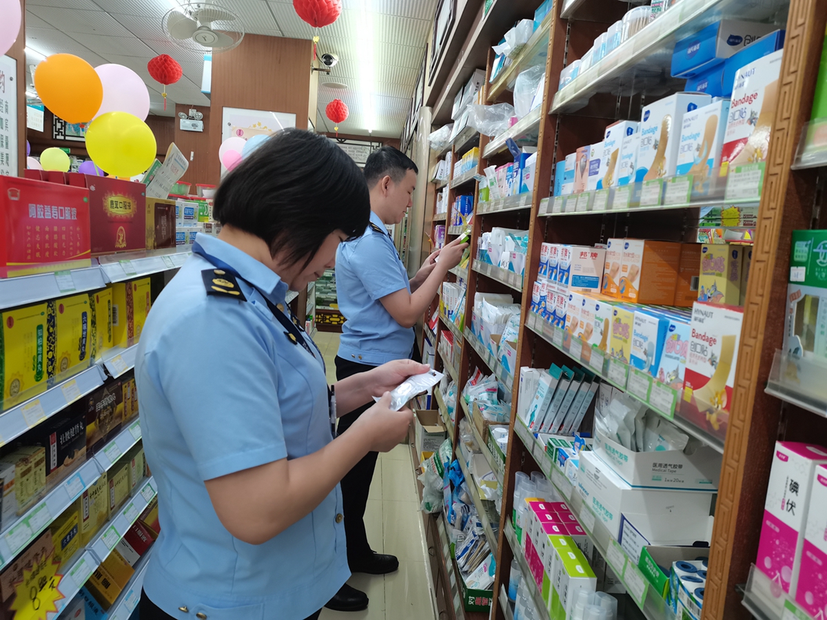 2023年9月15日海棠直播
市场监督管理局执法人员到海棠直播
都市药业有限公司开展“双随机”检查（田明明摄）.jpg