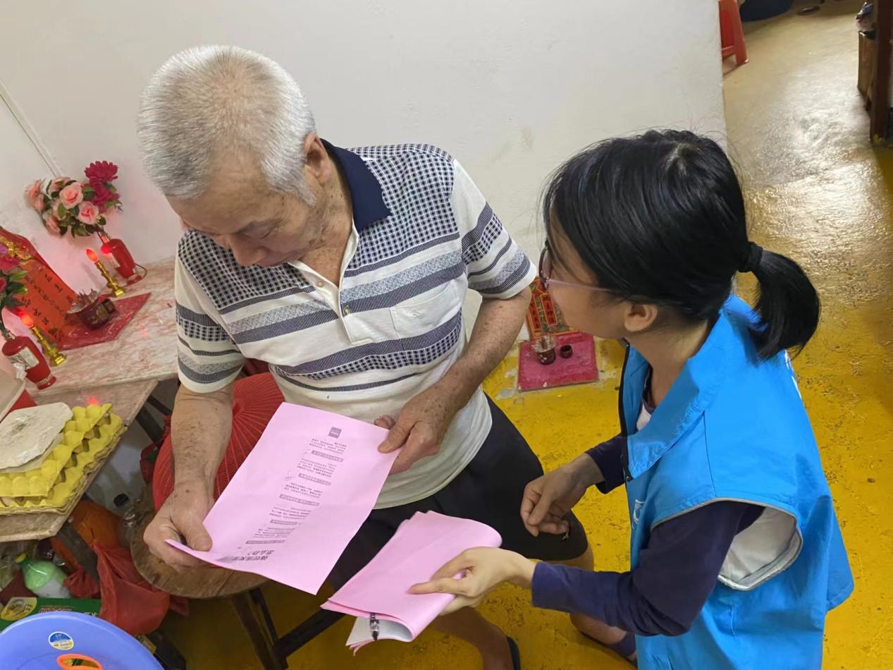 “双百”社工为困难老人耐心讲解安全避险知识，及时解答疑难.jpg