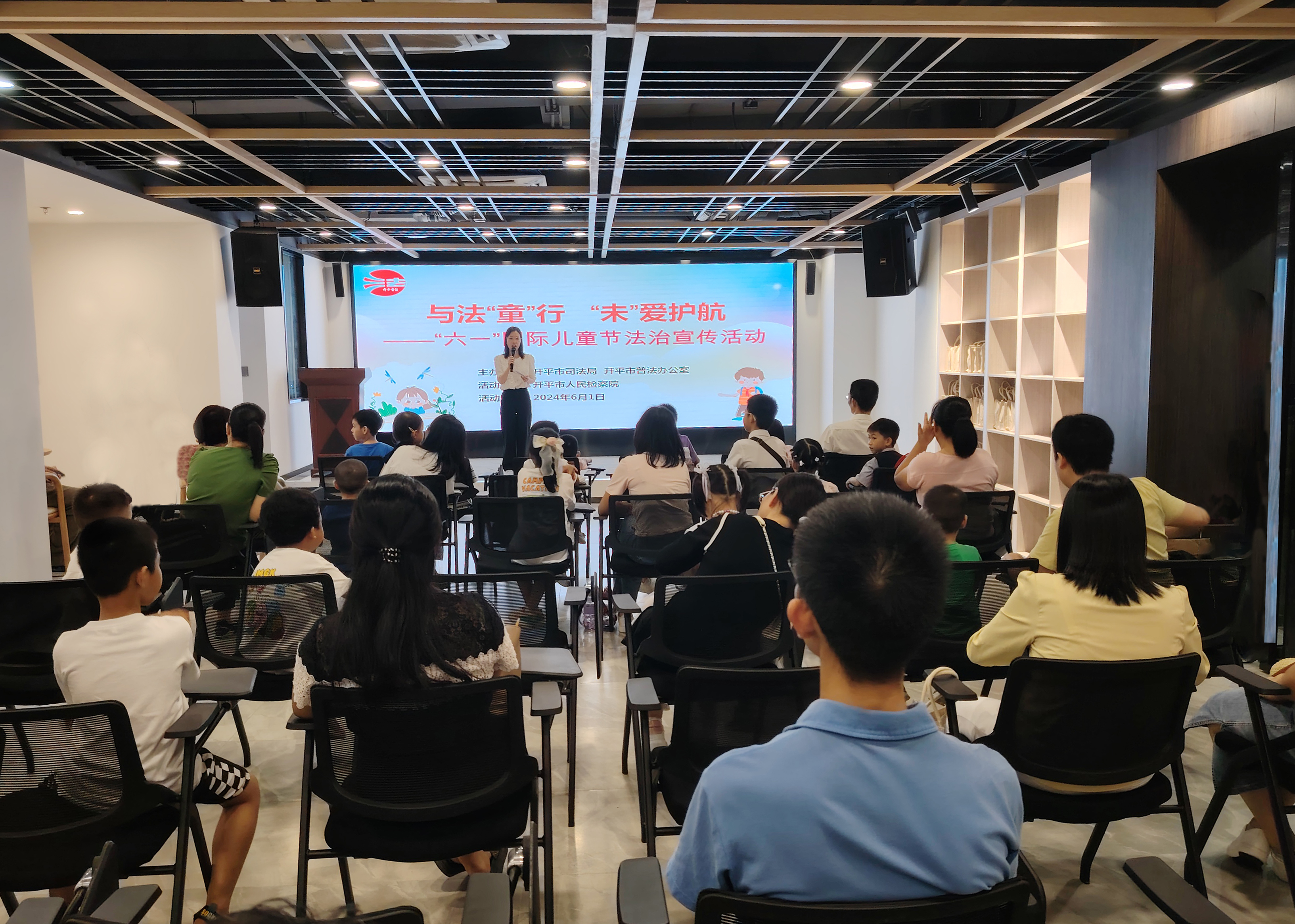 6.开展“六一”国际儿童节法治宣传活动.jpg