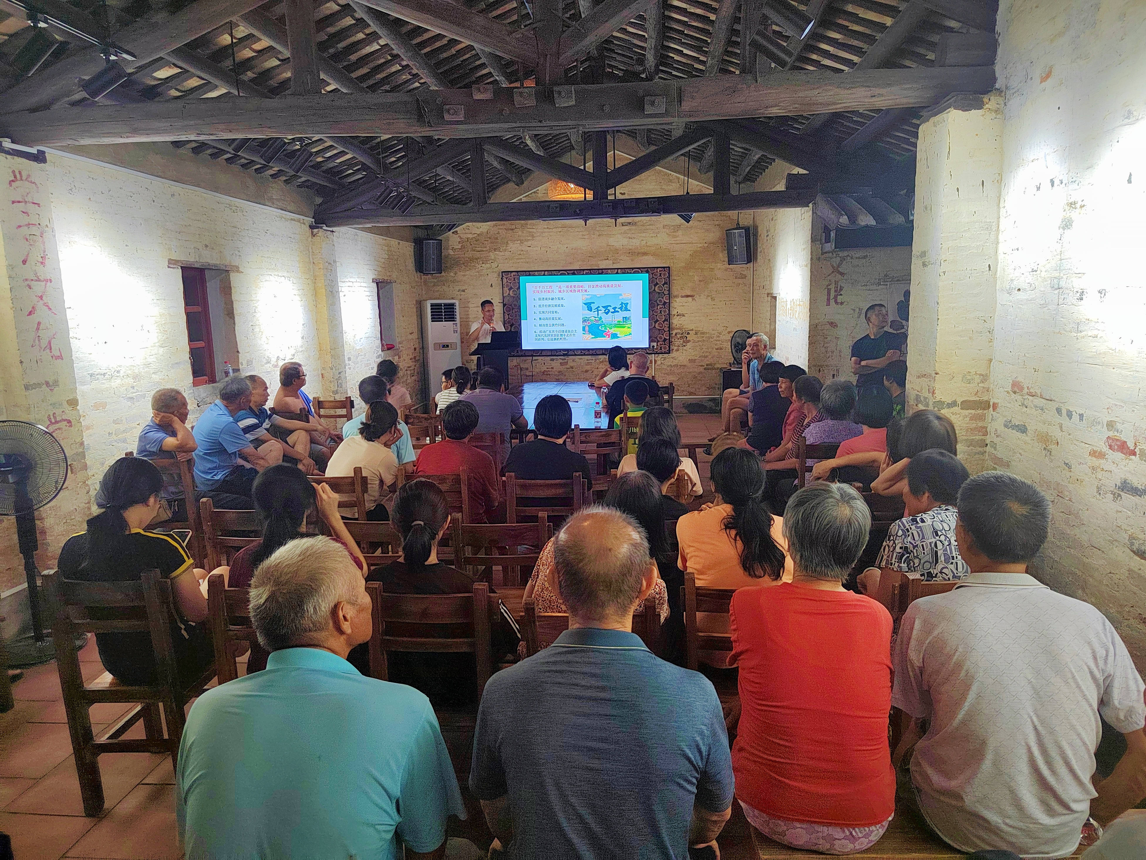1.梁日光向村民群众普及“百千万工程”政策法规.jpg