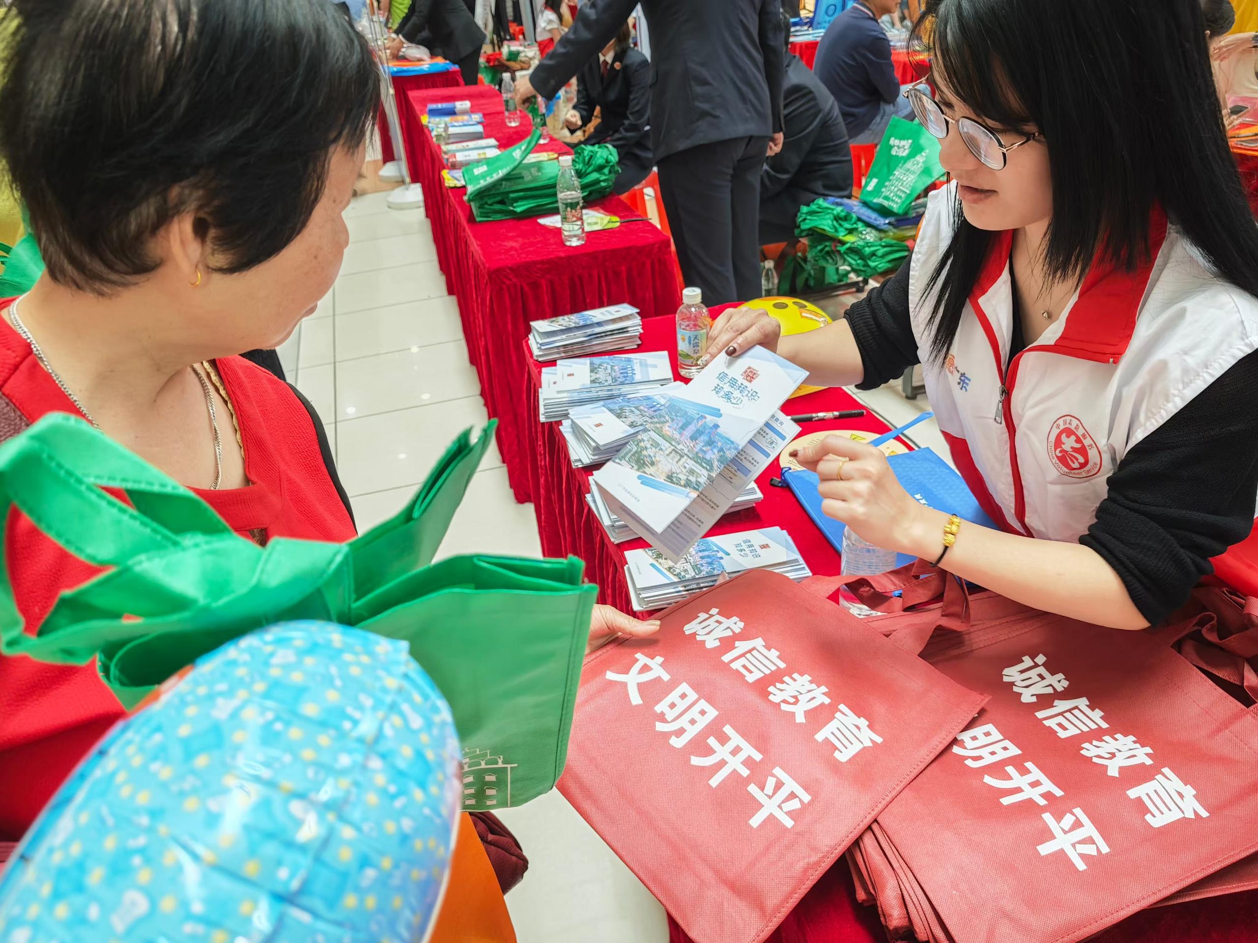 海棠直播
发展和改革局结合“3·15”消费者权益保护日开展诚信宣传活动