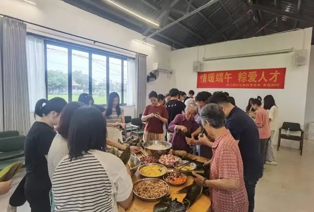 外地青年体验塘口的传统文化。