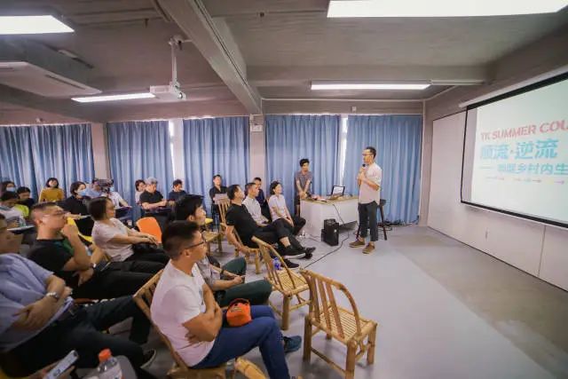 在塘口的外地青年一起开分享交流会。