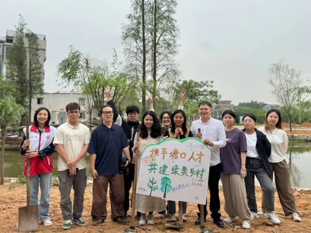 塘口青年种下“人才林”。