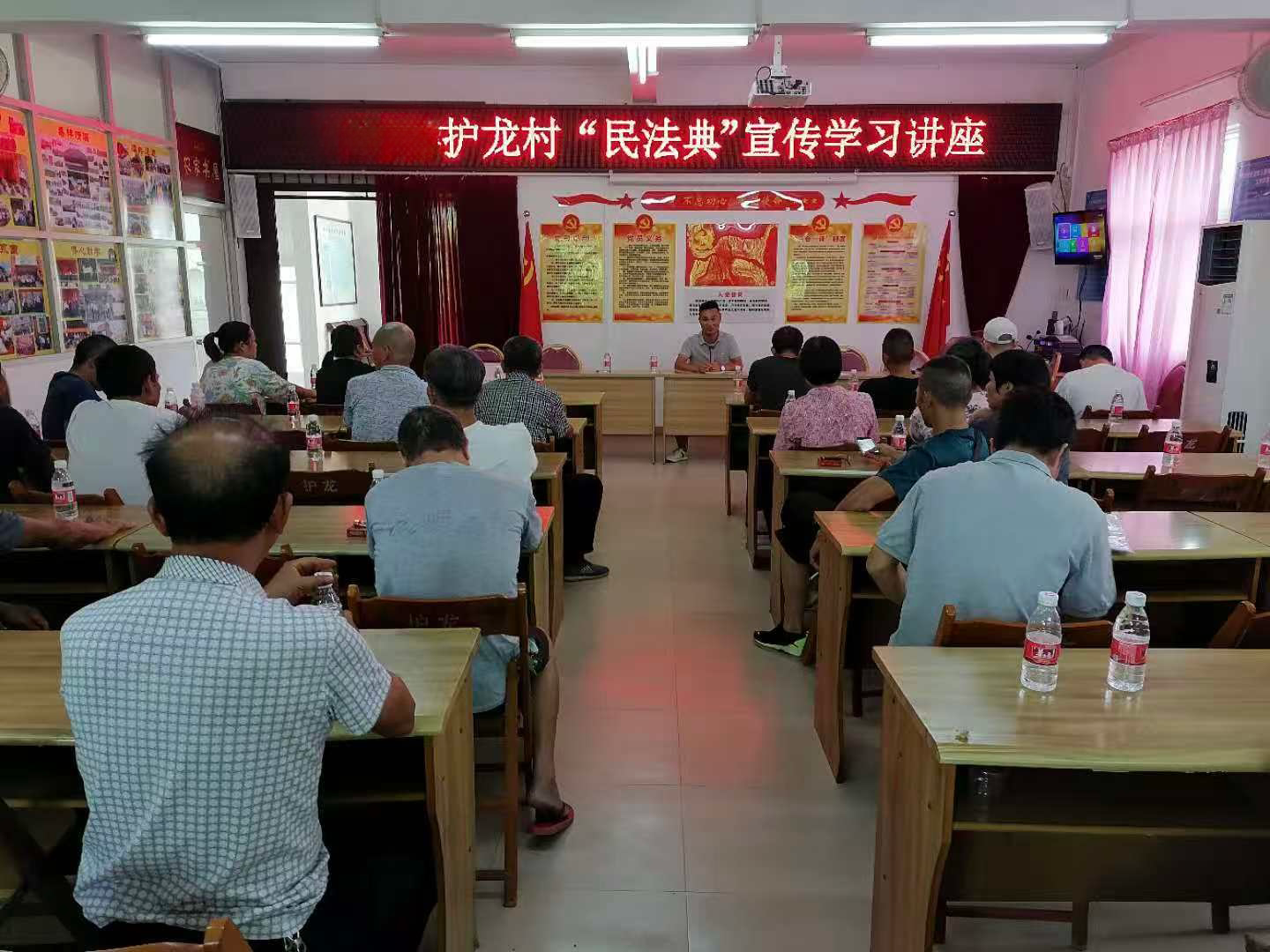 2.邓仗仙组织村民开展普法讲座.png