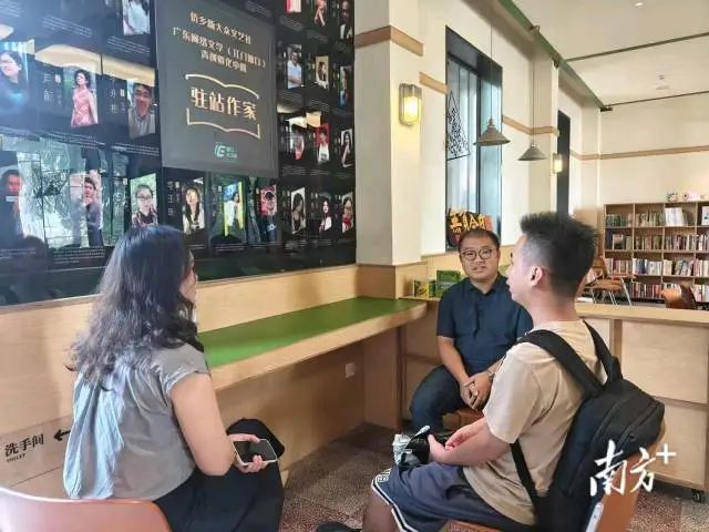 塘口“IE 公社”为作家提供贴心服务。 南方+ 申红洲 拍摄 图片