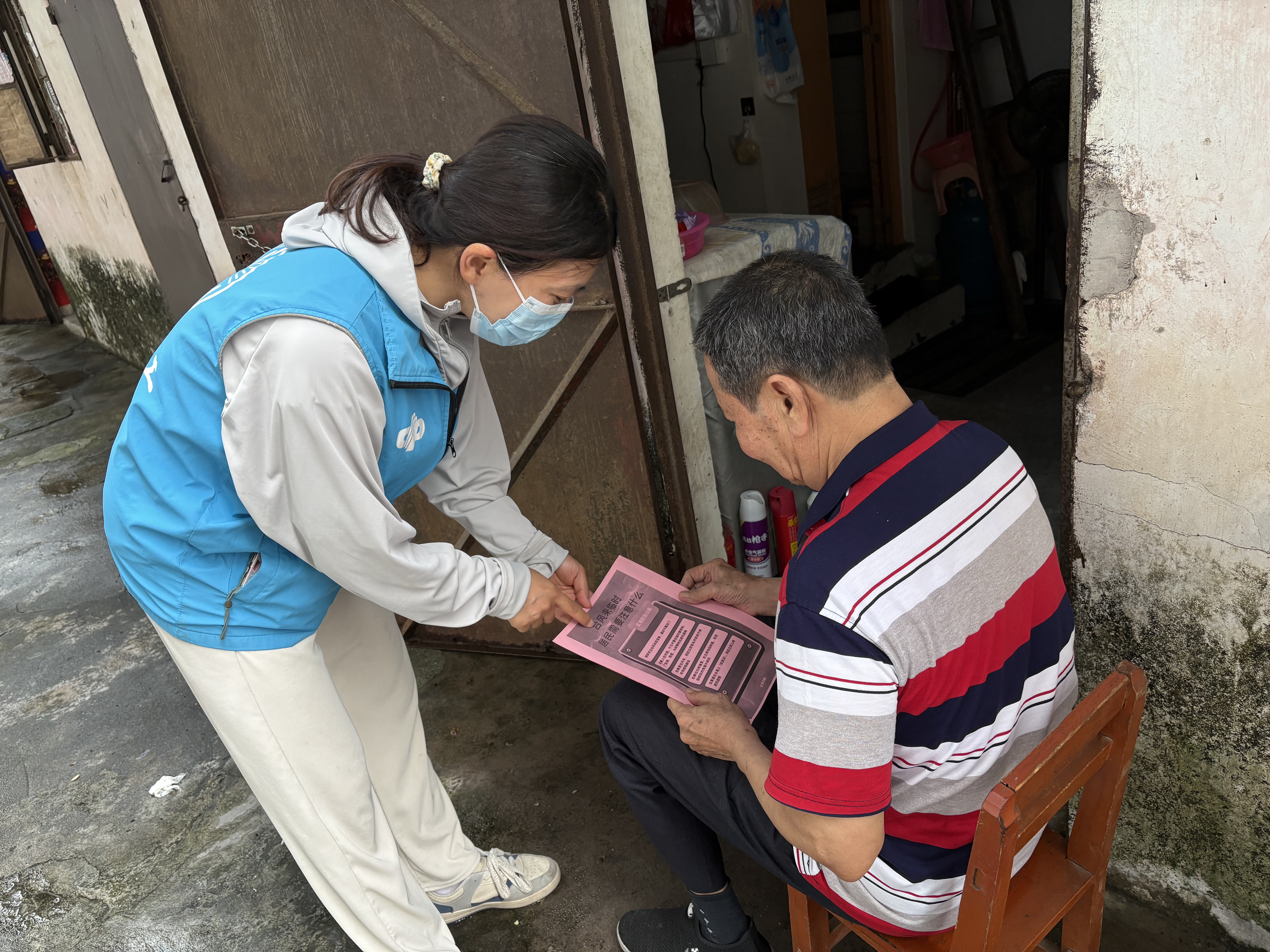图一：“双百”社工入户宣传防风避险知识，派发宣传资料.jpg