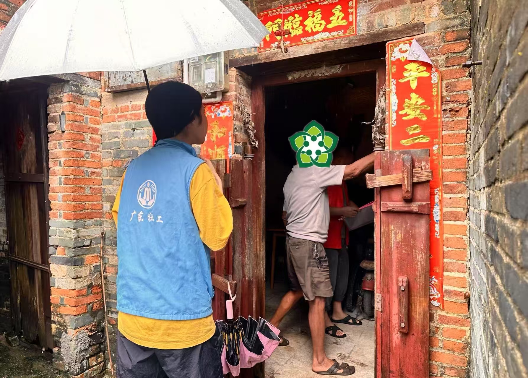 图四：“双百”社工入户排查居家安全隐患.jpg