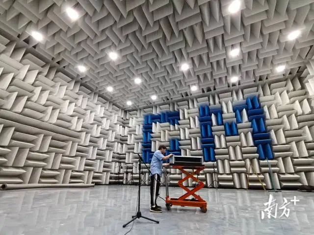 高新技术企业高美空调设备公司2025年落成国际声学检测中心,对产品实行超静音金属尖劈半消声测试。 受访者 供图 图片