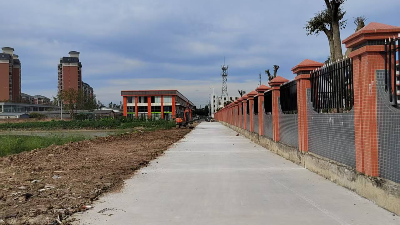 民生工程丨长沙街道梁金山小学周边道路拓宽工程竣工通车，上下学告别拥堵