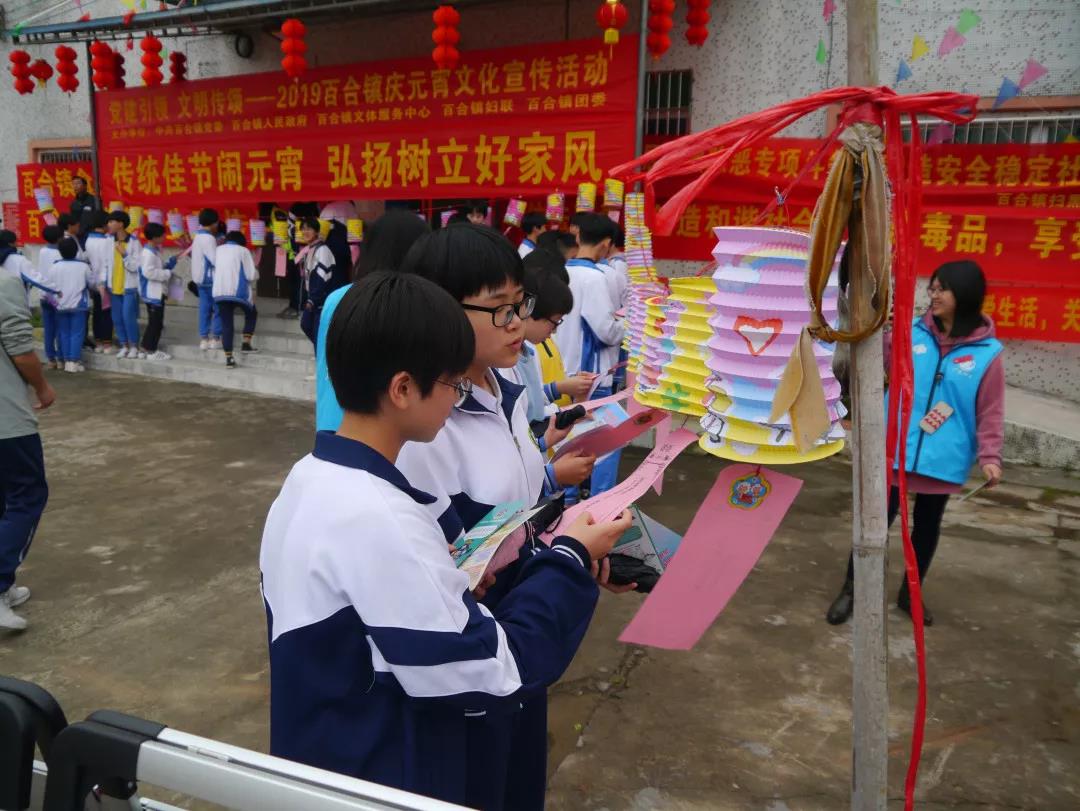 学生们个个凝视谜面,沉思谜底.jpg 学生们个个凝视谜面,沉思谜底.jpg