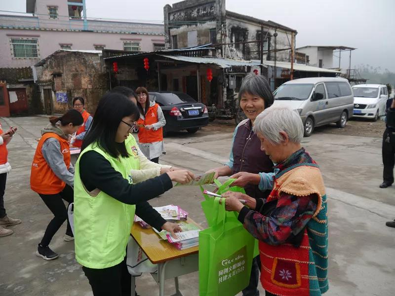 现场给群众发放宣传手册.jpg 现场给群众发放宣传手册.jpg