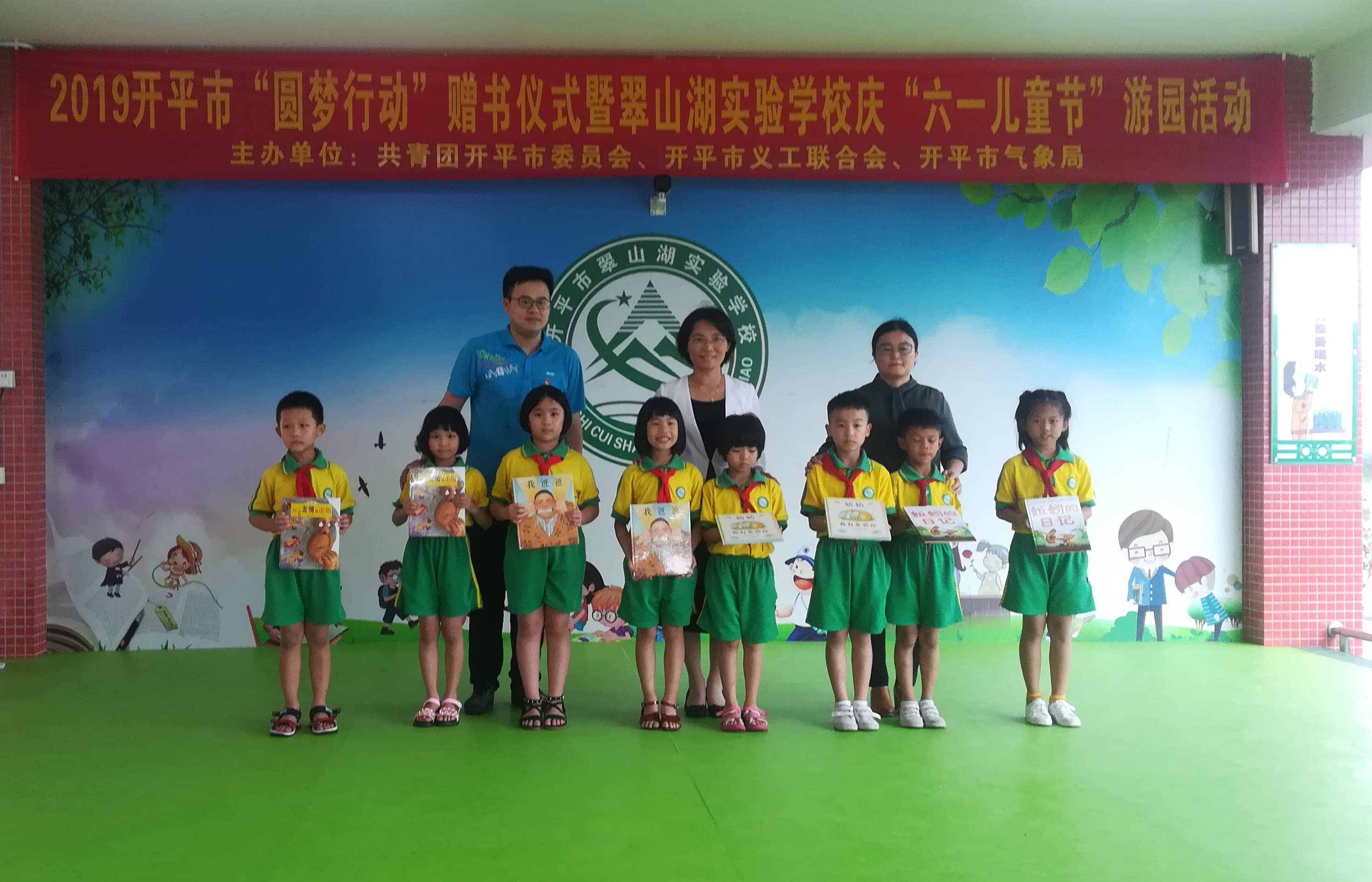 图为:海棠直播
气象局参与2019年海棠直播
“圆梦行动”赠书仪式 摄影:邓坚.jpg