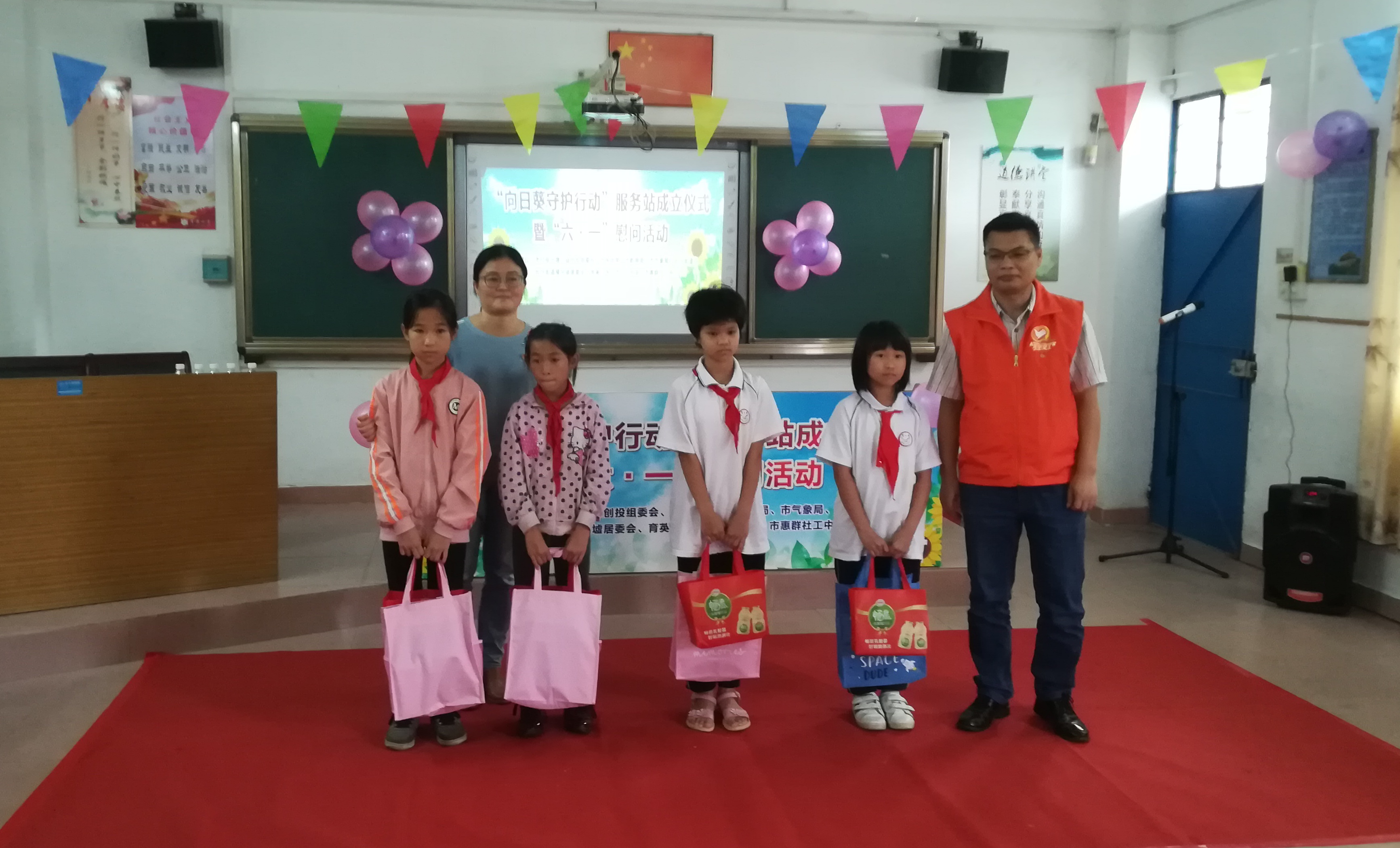 图为:海棠直播
气象局向育英小学“留守儿童”赠送慰问品 摄影:邓坚.jpg