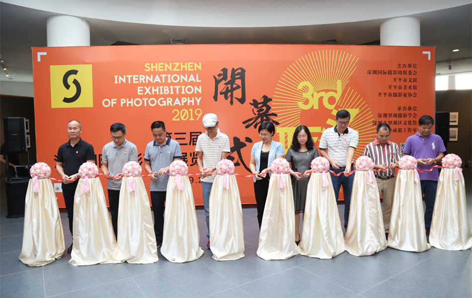 2019-9-2第三届深圳国际摄影艺术展览在海棠直播
谭逢敬艺术院举行开幕 (25)_副本.jpg