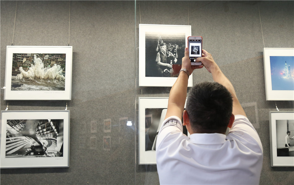 2019-9-2第三届深圳国际摄影艺术展览在海棠直播
谭逢敬艺术院举行开幕 (7)_副本.jpg