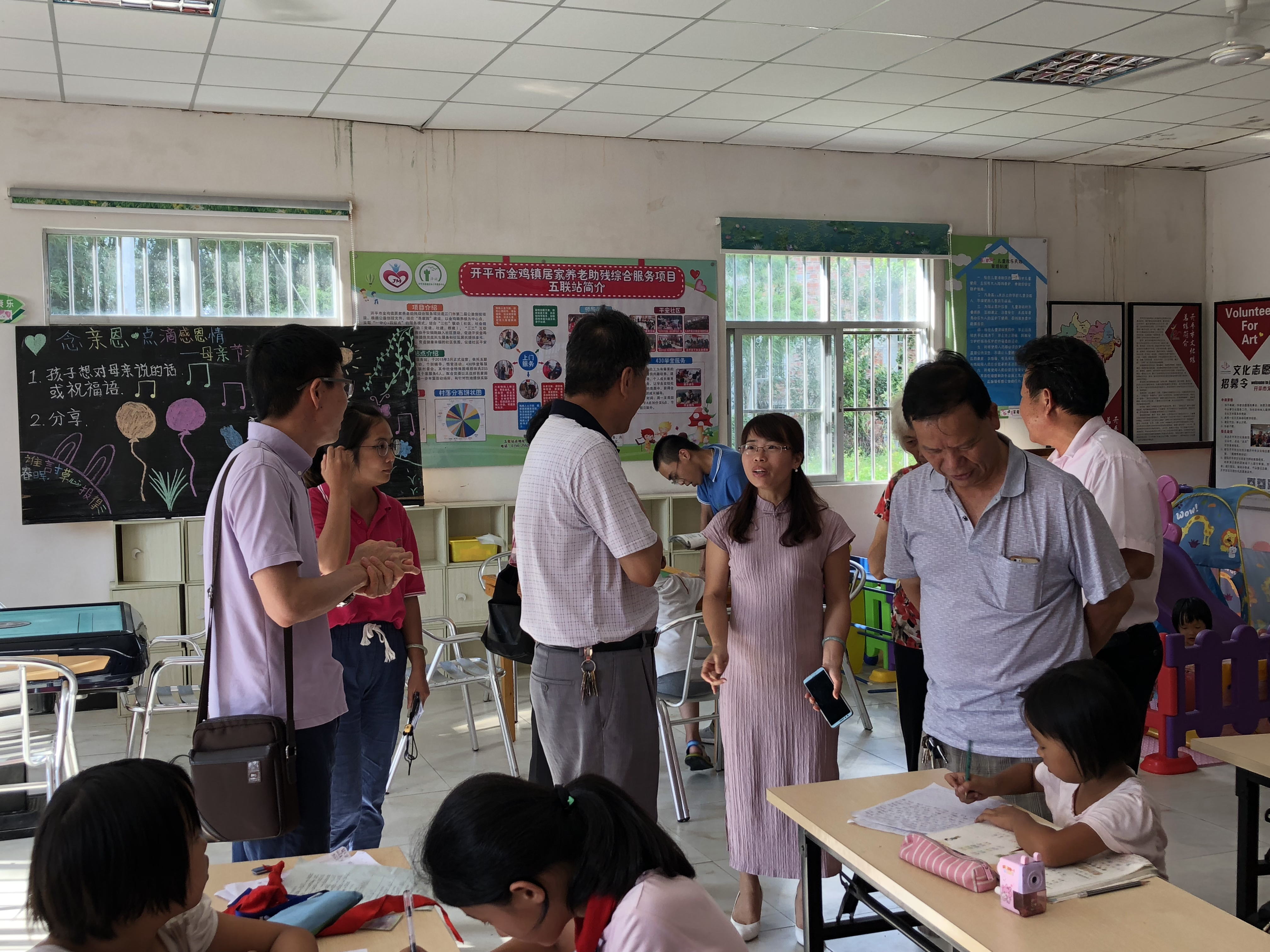 2退休老干部对学生进行关心.png 2退休老干部对学生进行关心.png
