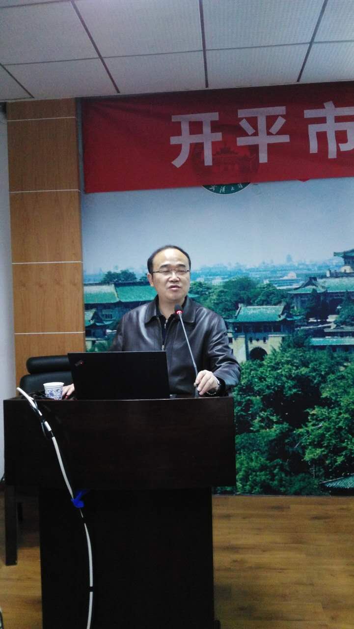 武汉中学校长杨定成教授为学员授课