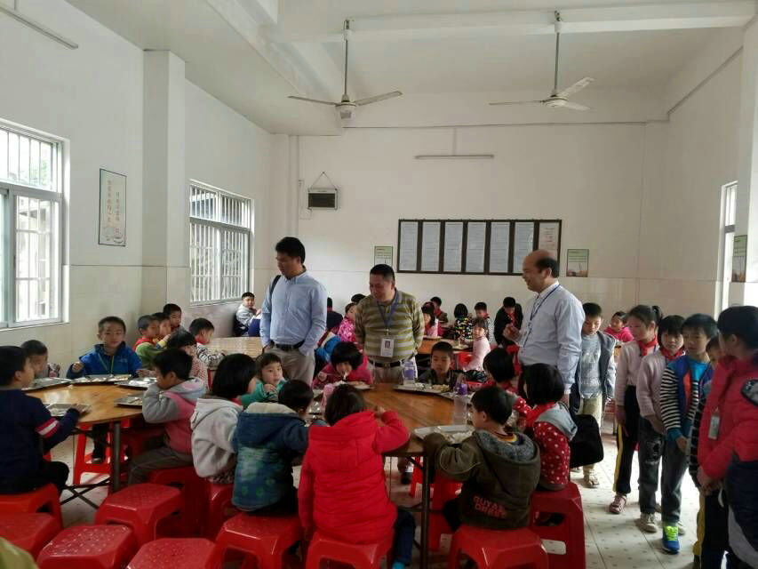 检查龙胜镇白村小学食堂.jpg