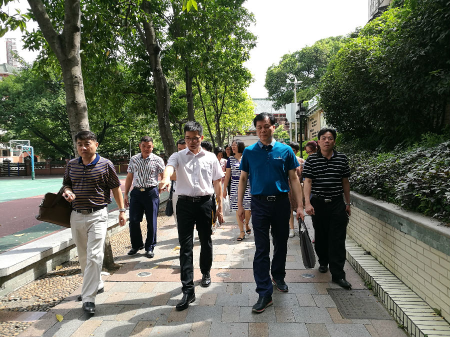 广州培正小学校长叶志丹(前中)与开平教育局局长谭远宁(前右)交流学校内函发展.jpg