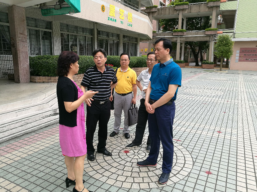 广州铁一小学校长朱德芬(左一)与开平教育局局长谭远宁(右)交流学校的德育与管理.jpg
